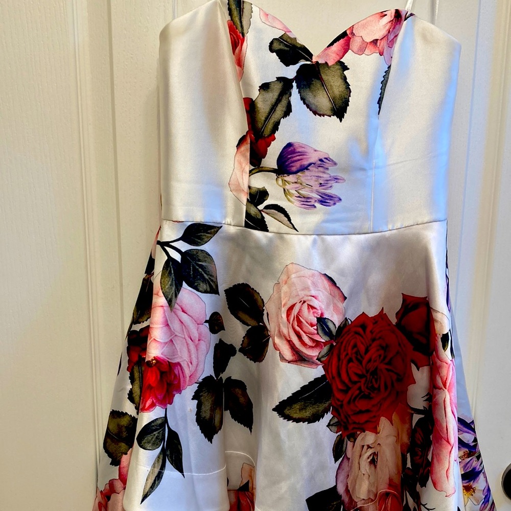 Size 9/10 Floral strapless dress